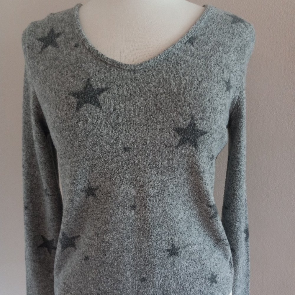 Gray Pullover Sweater Top. Star Themed. Small